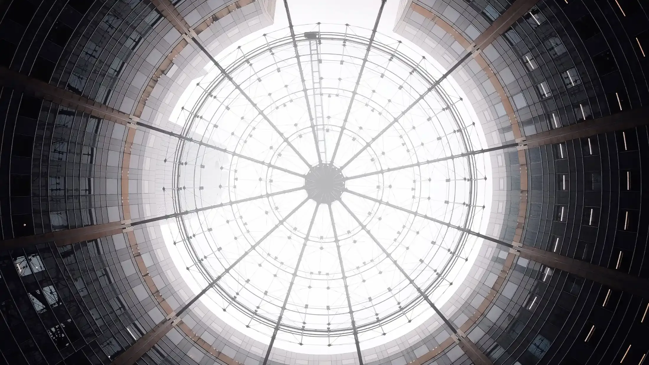 Photographie d'architecture circulaire en contre-plongée