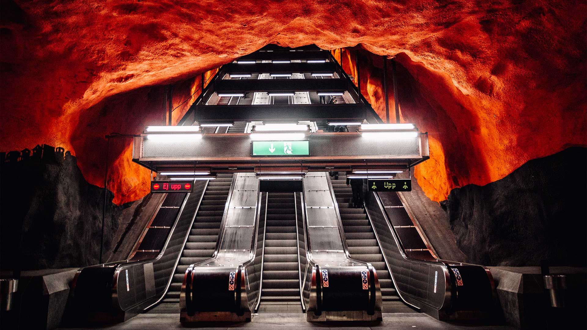 Photographie de l'entrée d'une station de métro de la ville de Stockolm