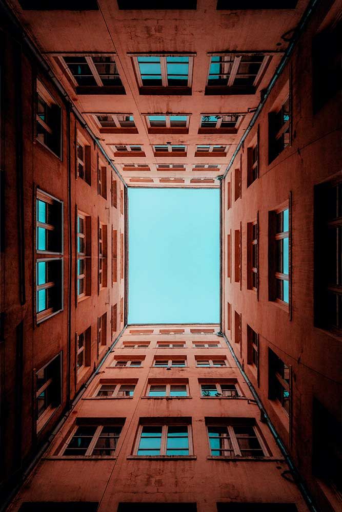 Photographie en contre-plongée d'un bâtiment à Lyon
