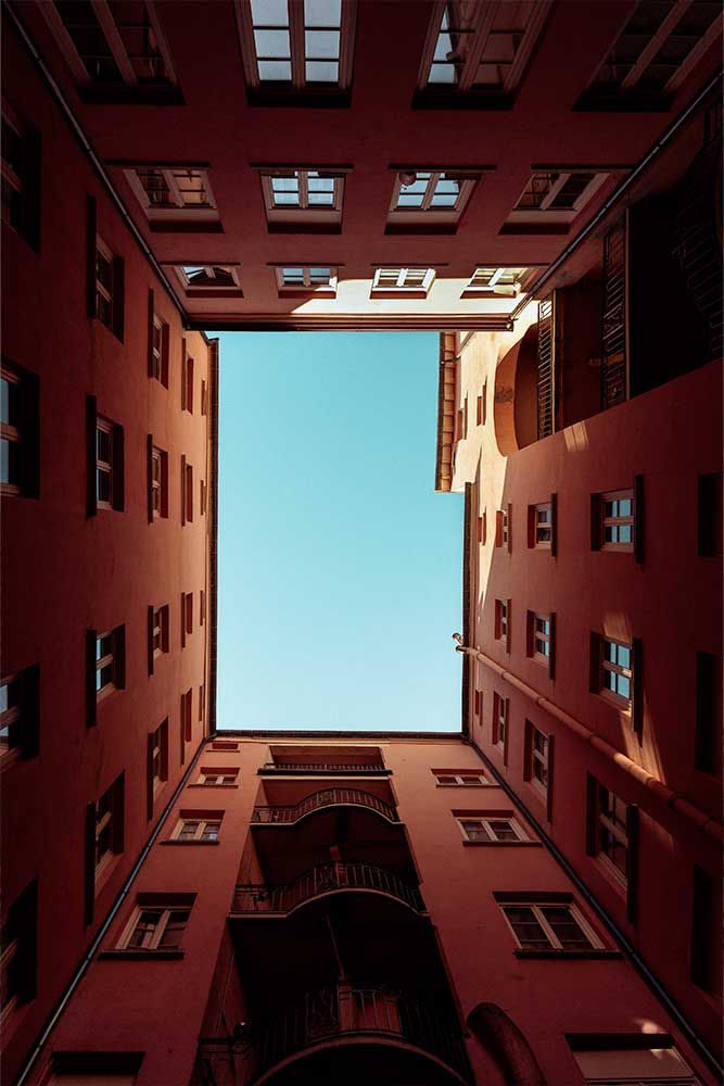 Photographie d'un bâtiment en contre-plongée à Lyon