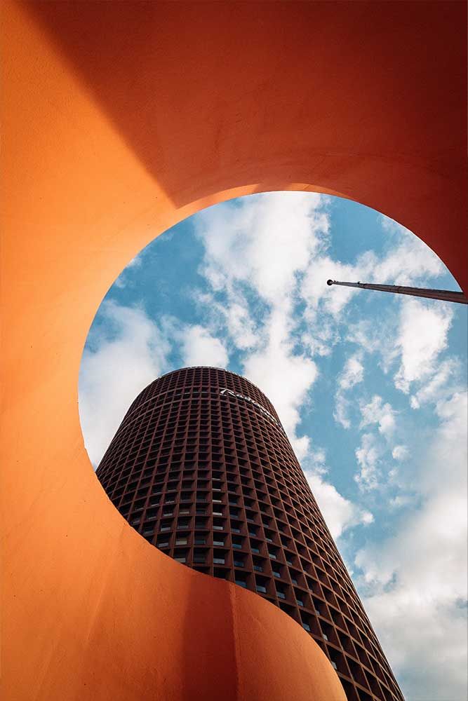 Photographie d'un bâtiment en contre-plongée à Lyon