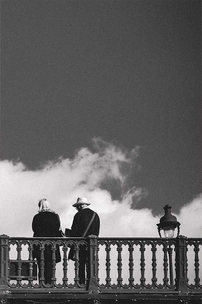 Photographie de passants dans la ville de Paris
